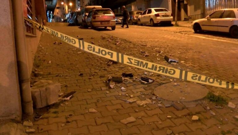 istanbulda-siddetli-ruzgar-bir-binanin-dis-cephesi-koptu-MFS7xSiy.jpg