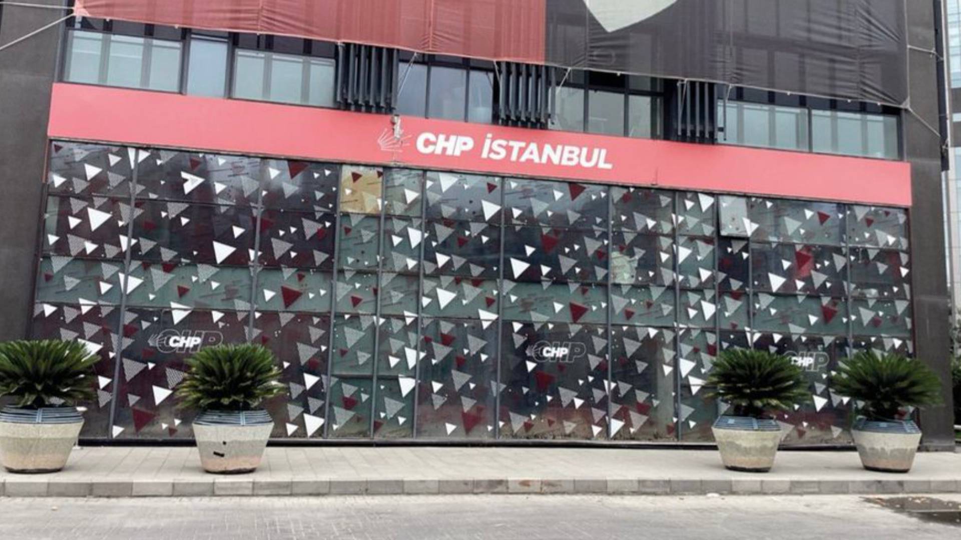 İstanbul 45. Asliye Hukuk Mahkemesi’nin durdurulmasını istediği CHP İl Kongresi başladı!