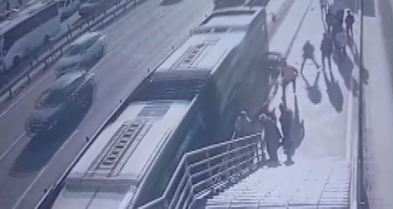 Metrobüste dehşet anları! Tekerlekli sandalyesiyle ezilen yolcu öldü