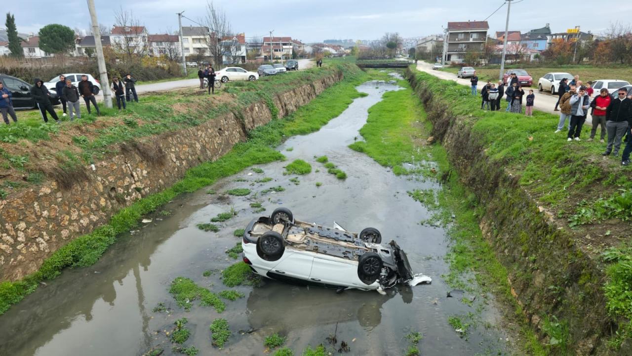 Dereye devrilen otomobildeki 3 kişi yaralandı