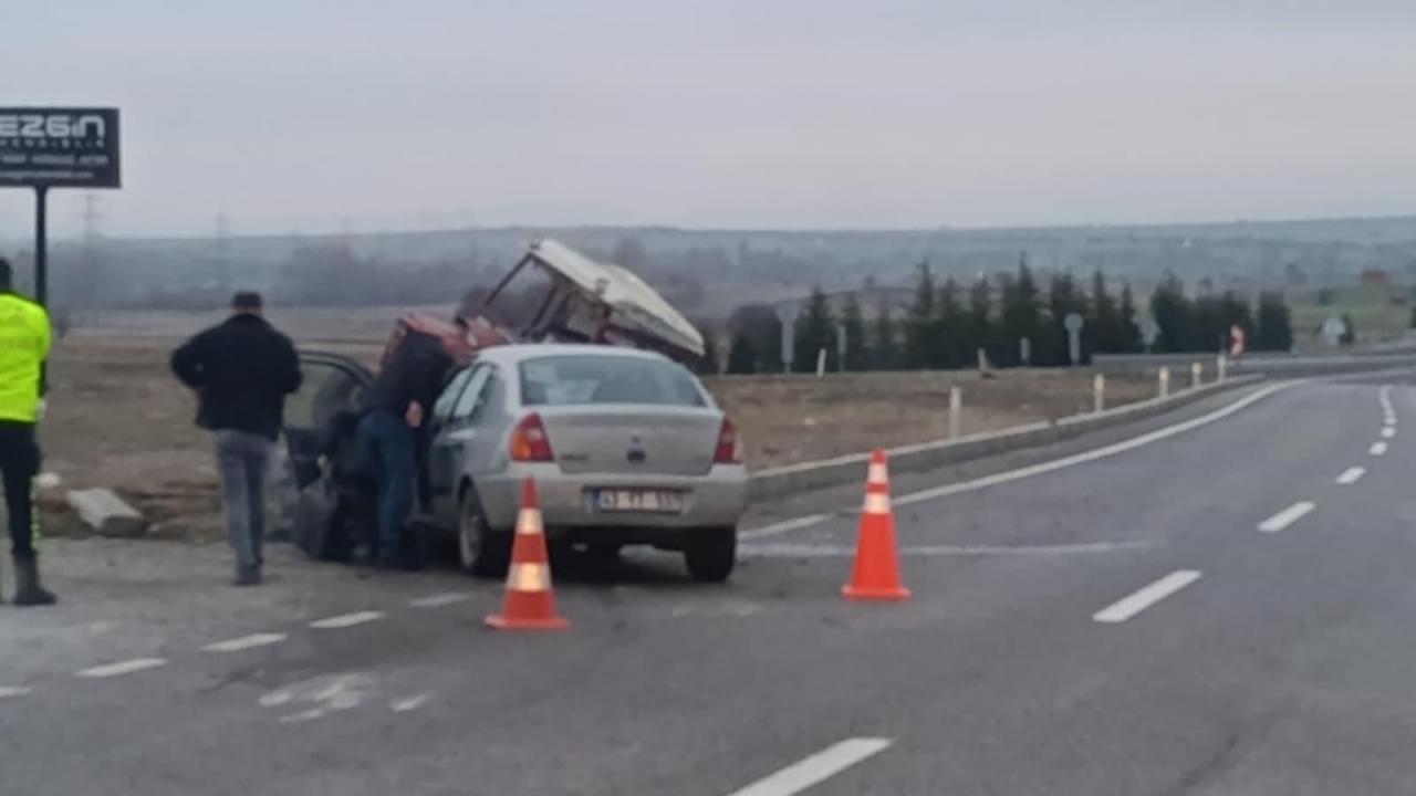 Kütahya’da otomobil ile traktör çarpıştı: 2 yaralı