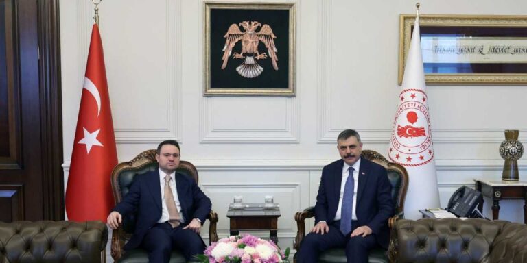 mustafa-ciftci-odasina-selcuklu-kartali-asip-akin-gurlek-ile-mesaj-verdi-ygxfZhnm